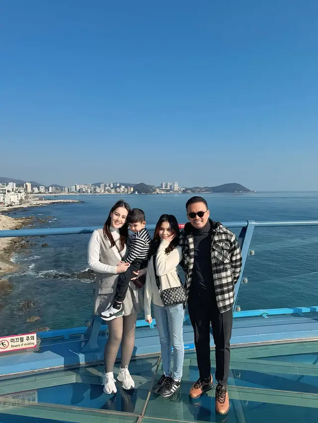 6 Potret Cantik Jennifer Dunn saat Liburan di Korea Selatan, Outfit Kece Setiap Saat  (instagram/jeje_haris89).