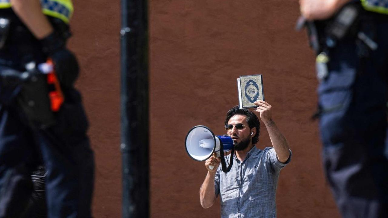 Aksi tidak terpuji ini dilakukan seorang pria, Salwan Momika, warga asli Irak yang tinggal di Swedia. Dia membakar dan merobek Alquran di depan Masjid Stockholm di Medbargareplatsen.