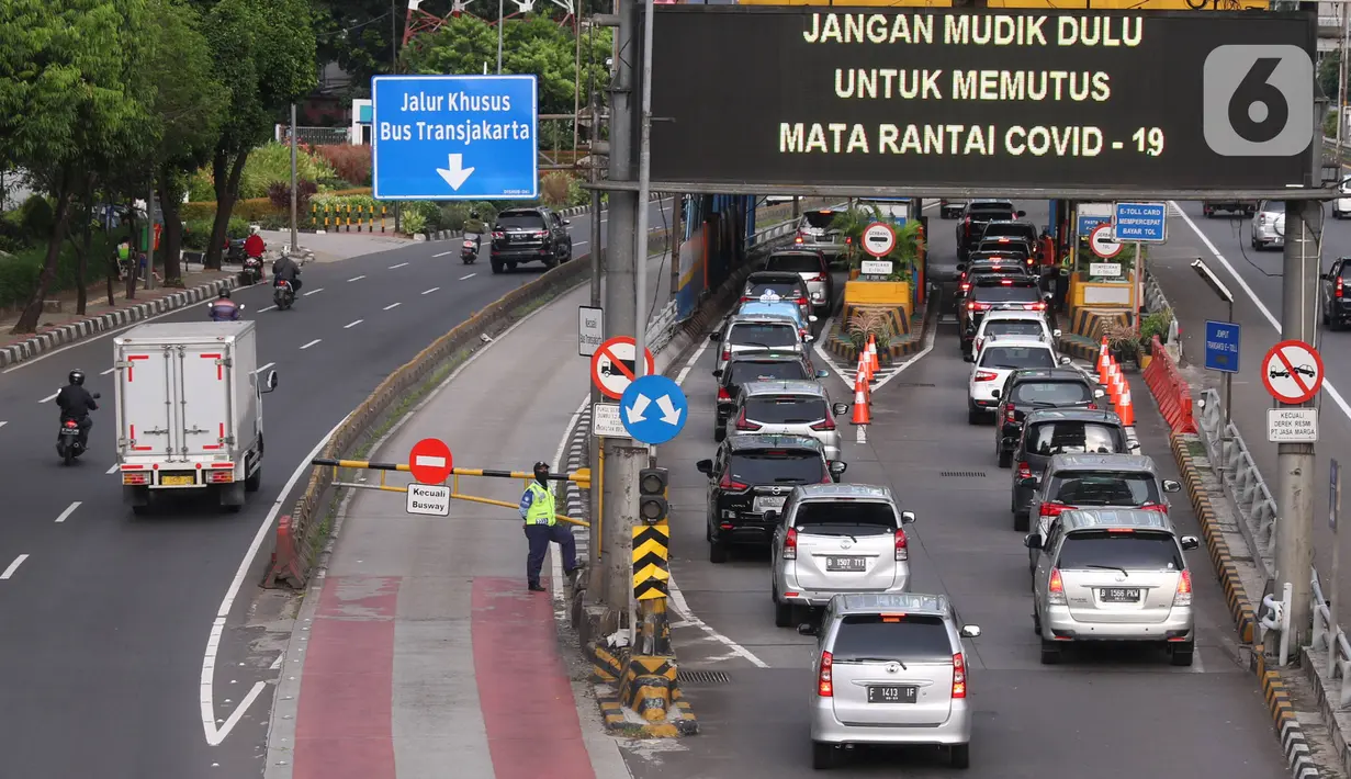 Kendaraan melintas di Gerbang Tol Semanggi, Jakarta, Rabu (20/5/2020). Ketua Gugus Tugas Percepatan Penanganan COVID-19 Doni Monardo menerbitkan surat edaran tentang kriteria pembatasan perjalanan orang dalam rangka percepatan penanganan COVID-19. (Liputan6.com/Angga Yuniar)