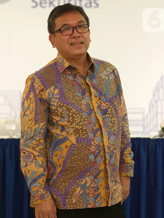 Direktur PT Danareksa Sekuritas Boumediene Sihombing saat foto seusai perkenalan manajemen baru di Jakarta, Senin (2/3/2020). Sekitar 80 persen dari target nasabah baru atau 40.000 nasabah diproyeksikan berasal dari akuisisi rekening karyawan BRI. (Liputan6.com/Fery Pradolo)