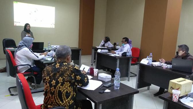 Yolan Yuliana Devi saat presentasi di hadapan juri soal produk bawang tiwai olahannya. (foto: istimewa)