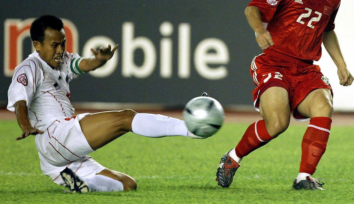 Agung Setyabudi dipercaya sebagai kapten Timnas Indonesia asuhan Ivan Kolev untuk Piala AFF 2002. Dianggap memiliki jiwa kepemimpinan yang baik, Agung mampu membawa Timnas Indonesia ke babak final. Sayangnya, Skuat Merah Putih lagi-lagi harus kalah 2-4 dari Thailand. (AFP/Peter Parks)