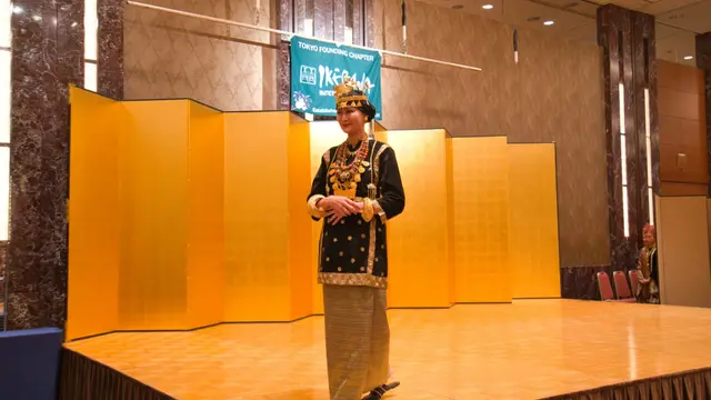 Peragaan busana Minangkabau di Ikebana International Fair 2023, Jepang.