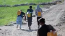 Krisis berdampak lebih besar terhadap rumah tangga yang menghadapi hambatan tambahan sekaligus memperparah kerentanan warga Kabul dalam mengakses fasilitas air publik. (Wakil KOHSAR/AFP)