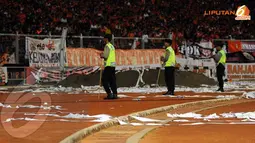 Aparat Kepolisian terus berjaga selama laga Persija kontra PDRM FA Malaysia di stadion GBK Jakarta (Liputan6.com/Helmi Fithriansyah)