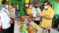 Petrokimia Gresik membagikan 8.600 paket sembako senilai Rp700 juta untuk masyarakat di delapan desa/kelurahan sekitar perusahaan