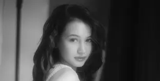 Sandrinna Michelle kembali memancarkan aura cantiknya dengan gaya era Victorian [@sandrinna_11]