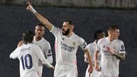 Striker Real Madrid, Karim Benzema, melakukan selebrasi usai mencetak gol ke gawang Chelsea pada laga semifinal Liga Champions di Stadion Alfredo di Stefano, Rabu (28/4/2021). Kedua tim bermain imbang 1-1. (AFP/Javier Soriano)
