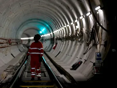 Pekerja memeriksa pembangunan jalur kereta api di sebuah terowongan proyek Crossrail di Stepney, London, Inggris, (16/11). Crossrail merupakan proyek jalur kereta bawah tanah terbesar di Eropa. (REUTERS/Stefan Wermuth)
