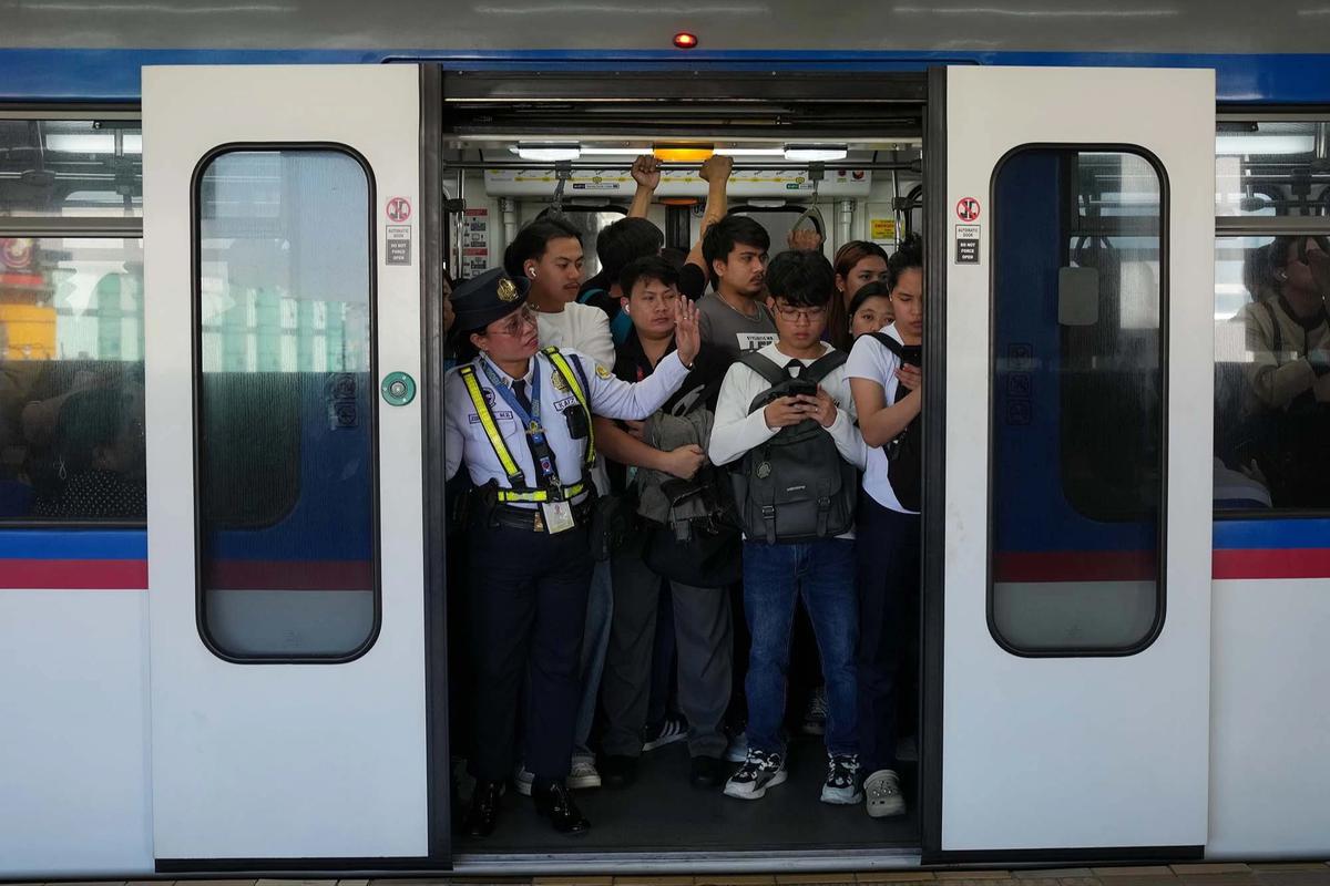 FOTO: Penumpang MRT Membludak Dampak Krisis BBM di Filipina
