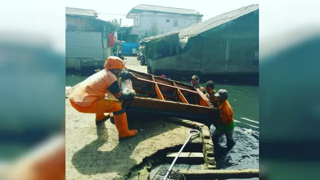 Masih banyak warga kota malah memilih sungai sebagai tempat pembuangan karena dekat dengan rumah.