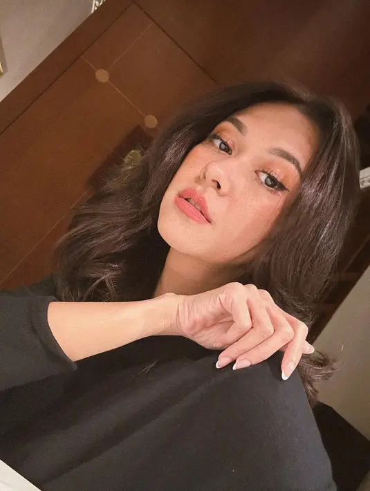Nana juga tak kalah memesona dalam potret selfie satu ini. Dengan winged eyeliner dan warna lipstik yang sesuai dengan tone kulitnya, serta berhasil menonjolkan fitur-fitur terbaik wajahnya, penampilan Nana tak pernah terlihat membosankan untuk dilihat. Foto: Instagram.