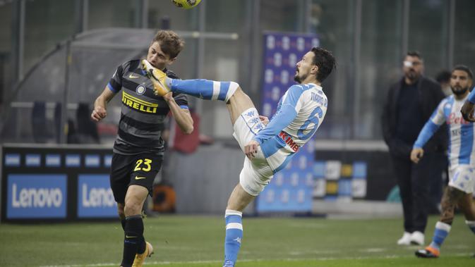 Nicolo Barella dari Inter Milan, kiri, mencoba menghentikan Mario Rui Napoli, kanan, saat pertandingan sepak Liga Italia antara Inter Milan dan Napoli, di stadion San Siro di Milan, Italia, Rabu, 16 Desember 2020. (AP Photo / Luca Bruno)