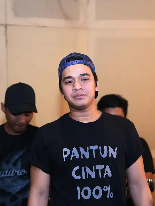 "Dia (Posan) tahu banget kehidupan asmara Billy. Bang Billy yakin karena suara Billy berkualitas. Soal rezeki yang pasti Allah yang atur. Tapi bang Billy yakin bakal tenar sama Posan lewat lagu Pantun Cinta 100%," ujar Billy. (Nurwahyunan/Bintang.com)