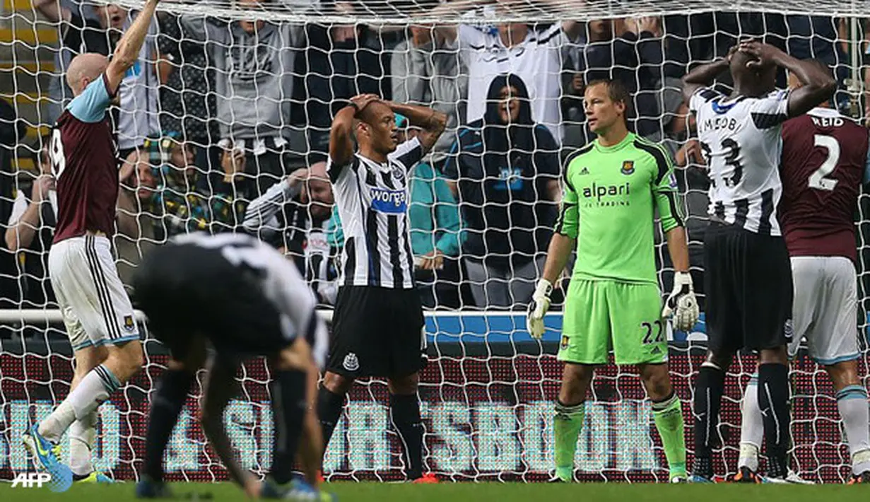 Hasil 0 - 0 mengakhiri laga sengit pertandingan Liga Inggris antara Newcastle United melawan West Ham United di Stadion St. James' Park , Newcastle Sabtu 24 Agustus 2013. (AFP/Ian Macnicol)