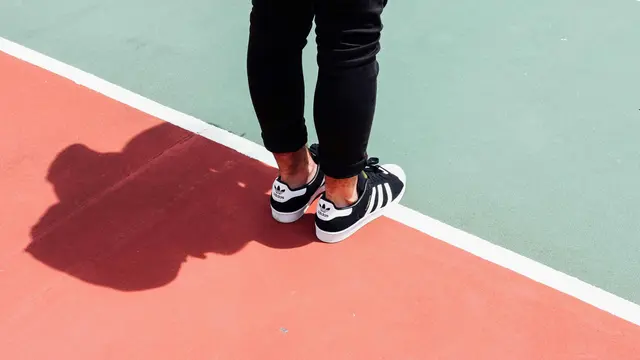 Sepatu low-profile