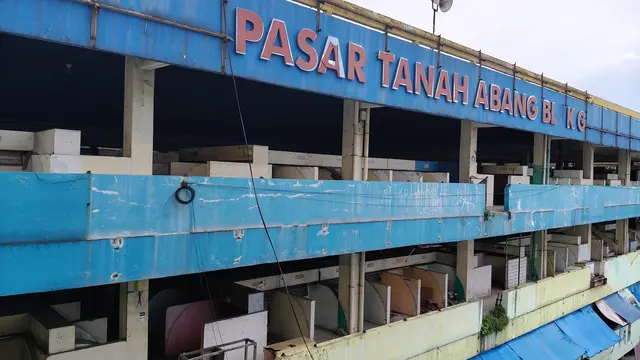 Suasana tampak depan Pasar Blok G yang kini ditinggali pedagang dan pembeli. Banyak kios kosong. Hanya segelintir pedagang yang masih bertahan di sana. (Liputan6.com/Rio Ferdinand)