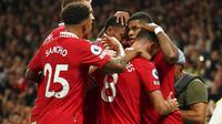Para pemain Manchester United (MU) merayakan gol yang dicetak Marcus Rashford ke gawang Liverpool dalam lanjutan Liga Inggris 2022/2023, Selasa (23/8/2022) dini hari WIB di Old Trafford. (AP Photo/Dave Thompson)
