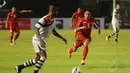 Pemain depan Timnas Indonesia, Evan Dimas Darmono (kanan) berusaha merebut bola dari pemain Timor Leste dalam laga persahabatan di Stadion GBK Jakarta, Selasa (11/11/2014). Indonesia unggul 4-0 atas Timor Leste. (Liputan6.com/Helmi Fithriansyah)