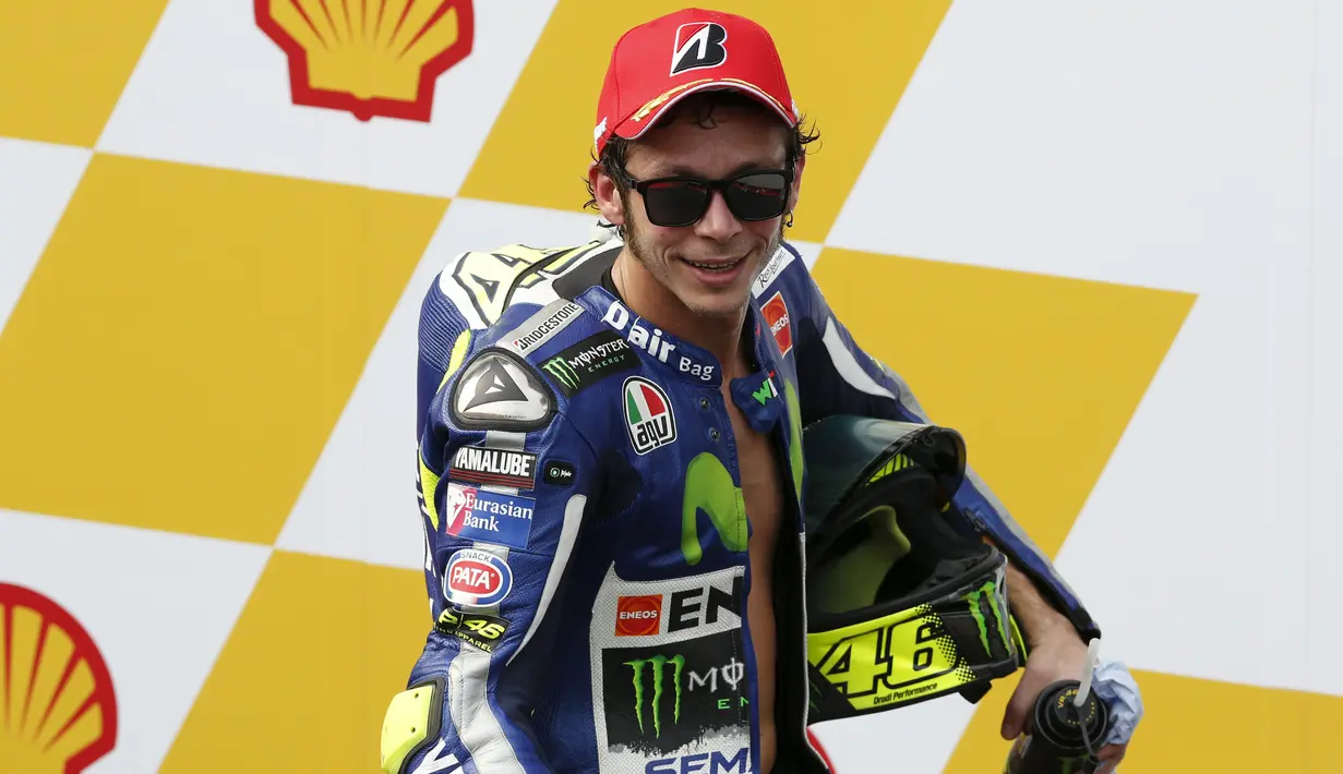 Pembalap Yamaha Valentino Rossi saat melakukan selebrasi usai finis ditempat ketiga pada lanjutan Balapan MotoGP di Sirkuit Sepang, MotoGP Malaysia, Minggu (25/10/2015). Rossi saat ini masih berada dipuncak klasemen umum MotoGP. (REUTERS/Olivia Harris)