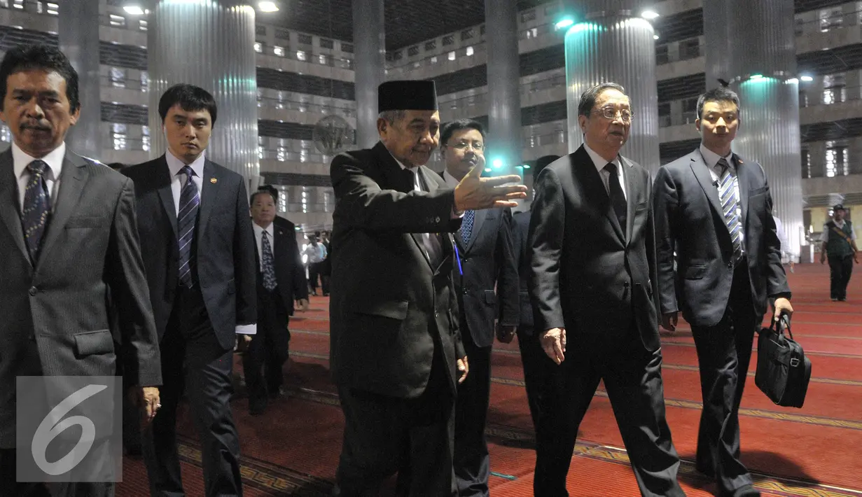 Ketua Majelis Permusyawaratan Tiongkok bersama rombongannya  mengunjungi masjid Istiqlal di Jakarta, Selasa (27/7).  Yu Zengsheng senang melakukan kunjungan ke Indonesia, kekagumannya terhadap toleransi antarumat beragama. (Liputan6.com/Herman Zakharia)