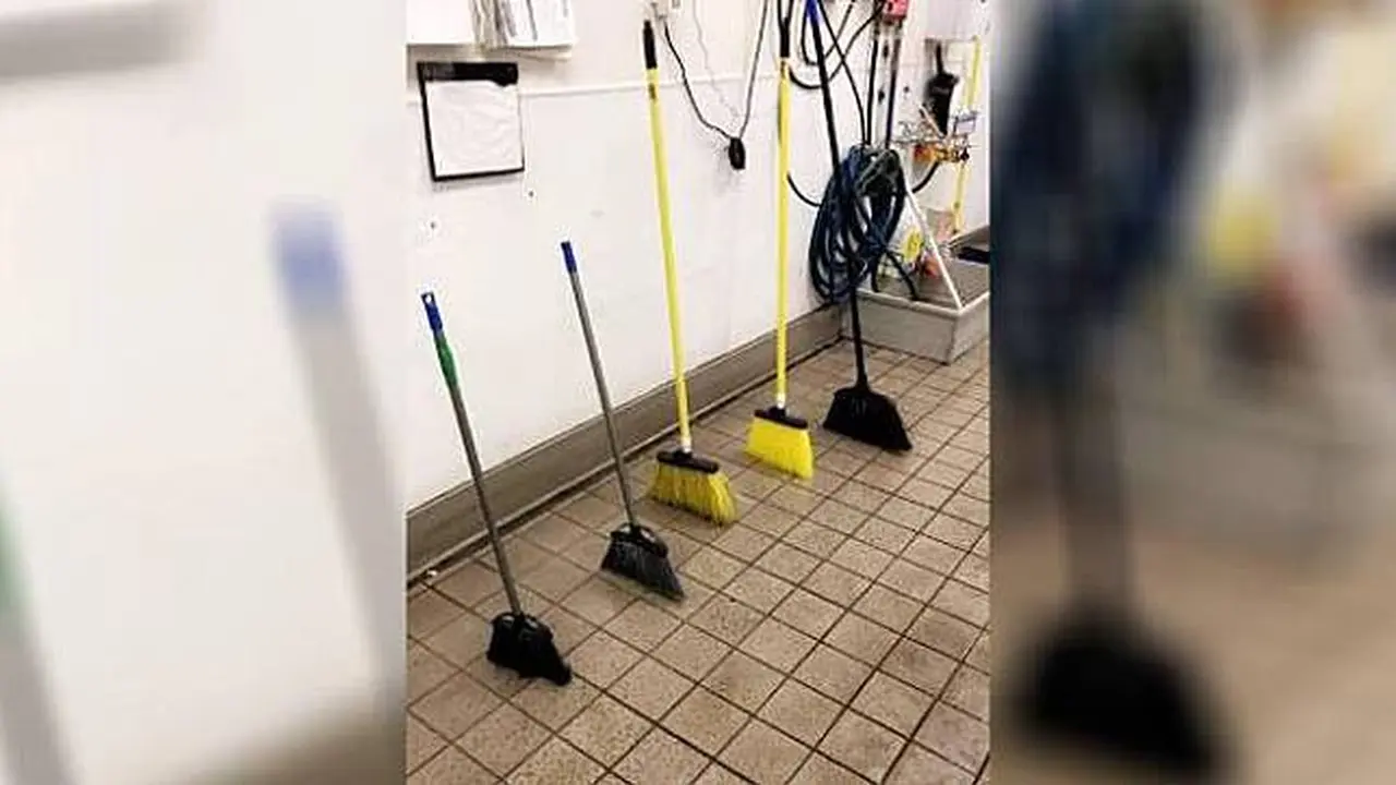 Potret Broom Challenge ala Netizen Ini Bikin Gagal Paham, Bisa Dicoba