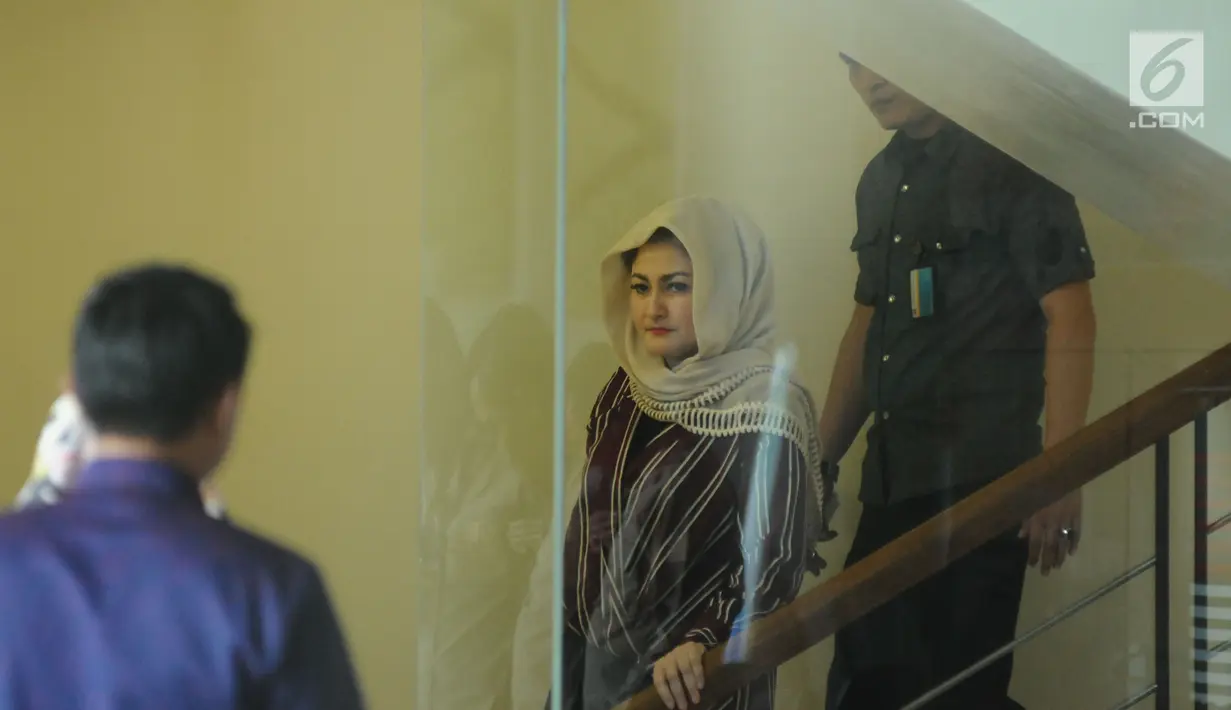 Istri terdakwa dugaan korupsi e-KTP Setya Novanto, Deisti Astriani Tagor (kedua kanan) usai menjalani pemeriksaan di gedung KPK, Jakarta, Rabu (10/1). Sebelumnya pada Senin (20/11) lalu, Deisti juga telah diperiksa. (Liputan6.com/Helmi Fithriansyah)
