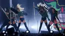 Aksi grup vokal, Little Mix di atas panggung BRIT Awards yang digelar di O2 arena, London, Rabu (24/2/2016). Selain Little Mix, sederet musisi terkenal juga memeriahkan ajang penghargaan bergengsi tersebut. (REUTERS/Stefan Wermuth)