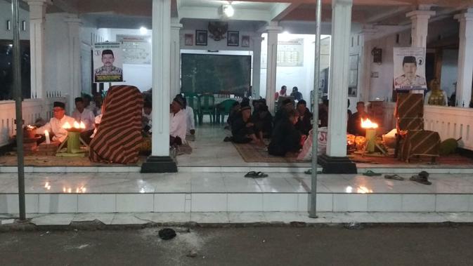 Tradisi Kiat Damar para calon kades di Cirebon menyalakan sesajen pada malam pemilihan kepala desa. Foto (Liputan6.com / Panji Prayitno)