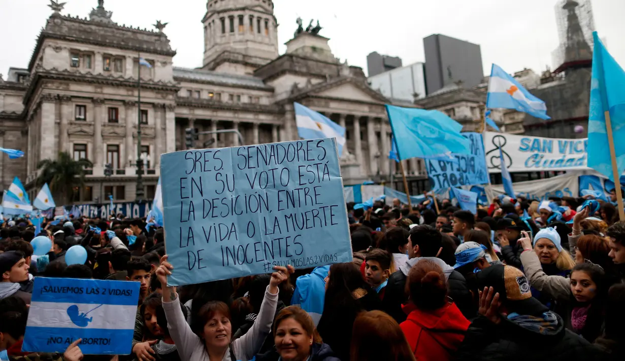 Para aktivis yang menentang legalisasi aborsi berdemonstrasi di luar Kongres Nasional di Buenos Aires, Argentina, Rabu (8/8). Senat Argentina menggelar pemungutan suara terkait RUU yang akan melegalkan aborsi. (AP Photo/Natacha Pisarenko)