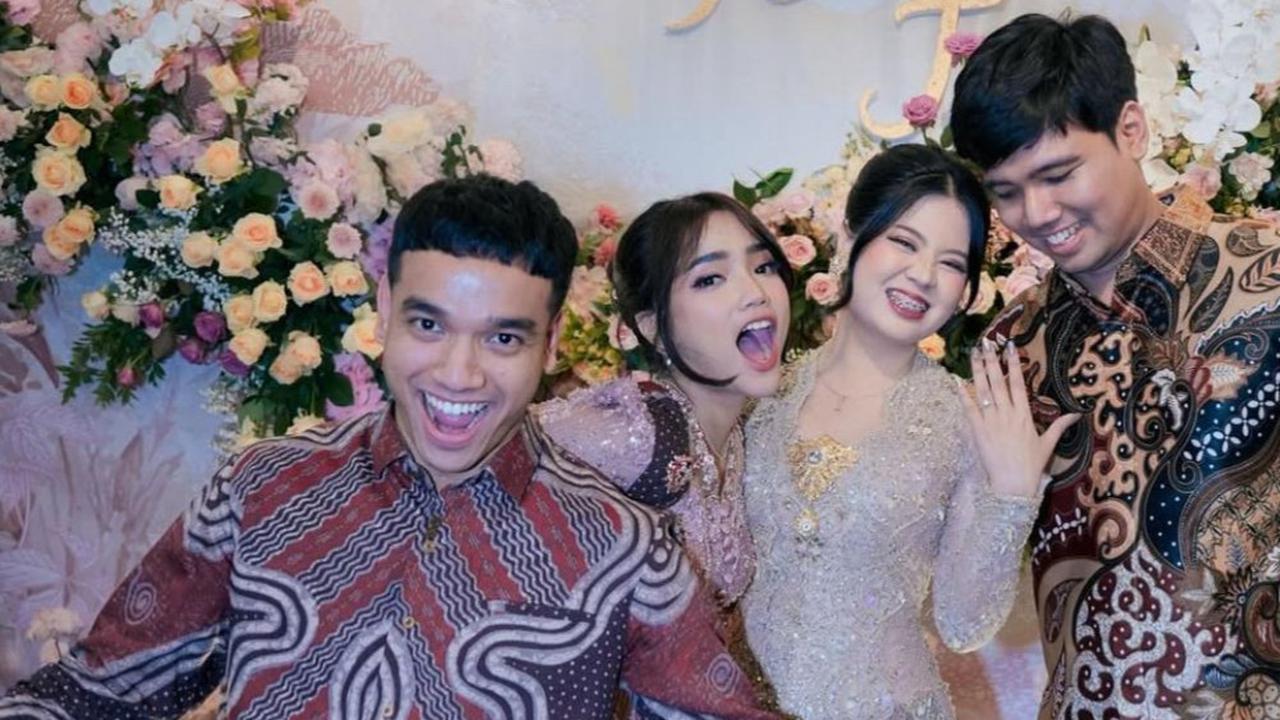Potret Cantik Fuji di Acara Tunangan Frans Faisal dan Indah, Elegan Dalam Balutan Kebaya Ungu Ramai Dipuji