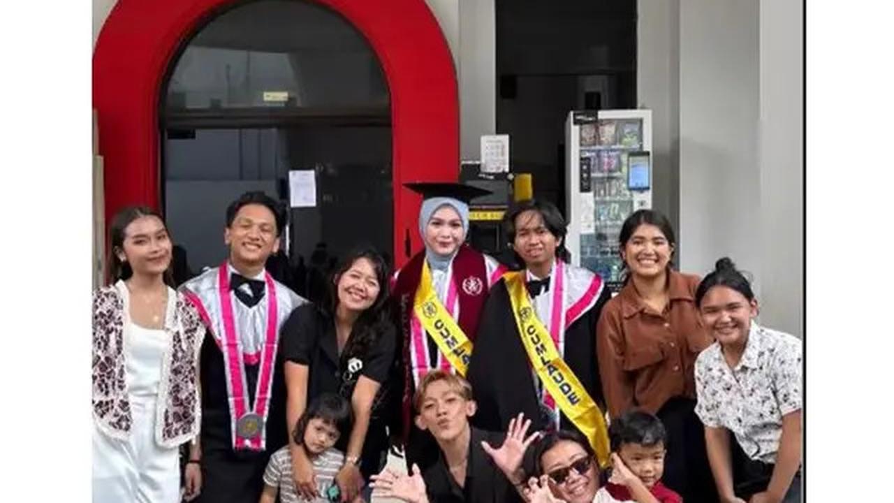 6 Potret Wisuda Salma Salsabil dari ISI Jogja, Raih Gelar Sarjana Terapan Seni