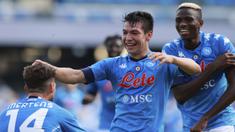 Gelandang Napoli, Hirving Lozano, merayakan gol yang dicetaknya ke gawang Atalanta pada laga lanjutan Liga Italia di Stadion San Paulo, Napoli, Sabtu (17/10/2020) malam WIB. Napoli menang 4-1 atas Atalanta.  (Alessandro Garofalo/LaPresse via AP)