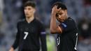 Serge Gnabry tak mampu menyembahkan satu pun gol atau assit di semua penampilannya dengan Jerman. Ia diharapkan tampil seperti di musim 2019/2020 bersama Bayern Munich namun gagal. Jerman harus kandas dari Inggris di babak 16 besar Piala Eropa 2020. (Foto: AFP/Pool/Christof Stache)