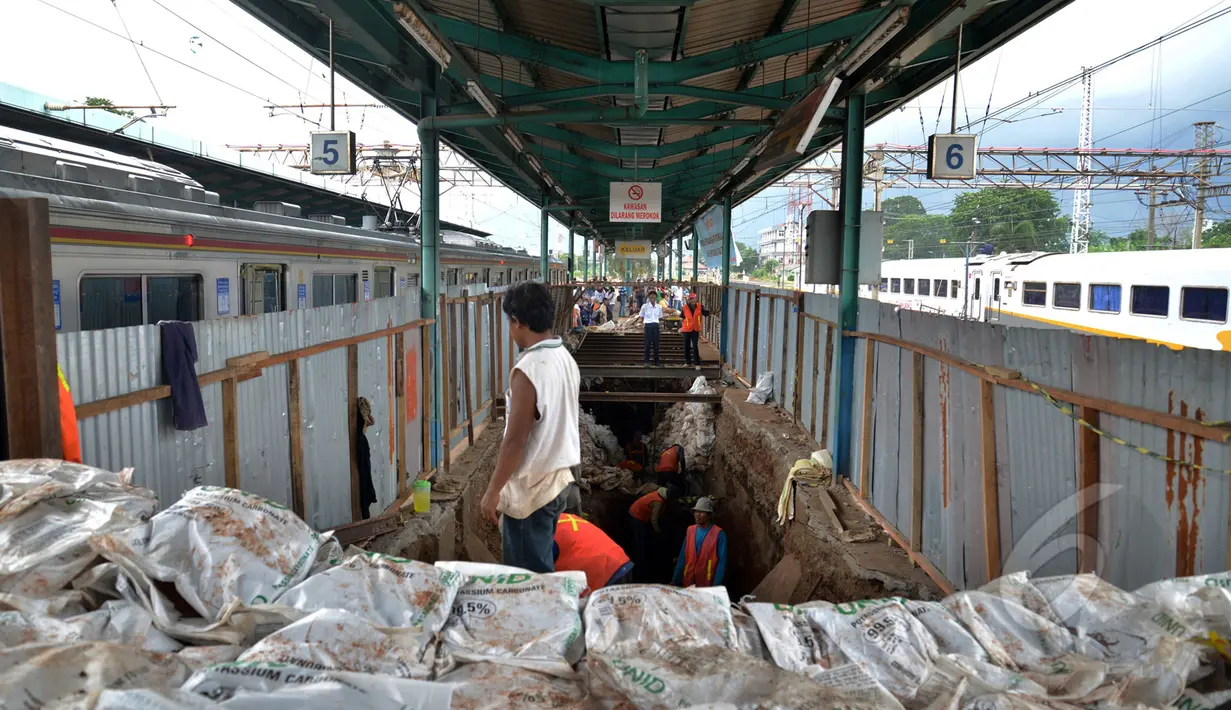 Pengerjaan proyek terowongan pejalan kaki di peron Stasiun Manggarai, Jakarta, Kamis (12/3/2015). Pembangunan terowongan tersebut untuk memudahkan penumpang berpindah kereta antara peron. (Liputan6.com/Faizal Fanani)