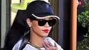 Saat jalan-jalan, pemilik akun Instagram badgalriri ini pun tak risih memamerkan puting payudaranya. (REX/Shutterstock/HollywoodLife)