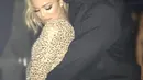 Bahkan Tristan terlihat sangat protective dengan terus berada di samping Khloe Kardashian sepanjang malam. (instagram/khloekardashian)