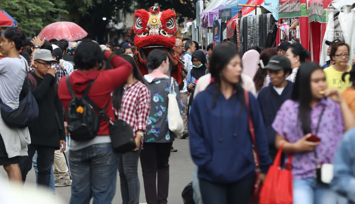 Warga berjalan-jalan di area Festival Pecinan 2019 di kawasan jalan Pancoran, Glodok, Jakarta, Rabu (20/2). Festival Pecinan 2019 digelar untuk memeriahkan perayaan Imlek dan Cap Go Meh. (Liputan6.com/Helmi Fithriansyah)