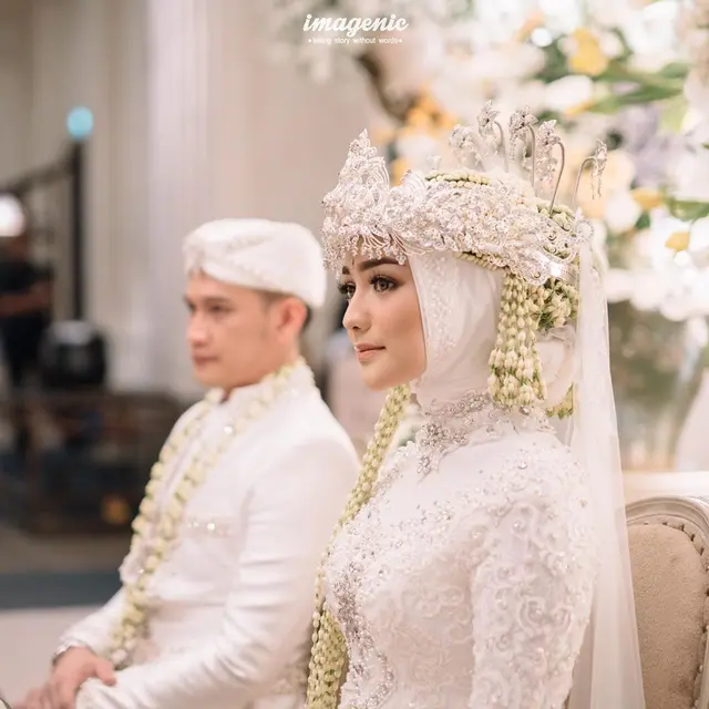 Potret cantik seleb gunakan busana adat sunda di hari pernikahannya