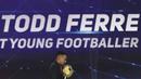 Pemain Persipura Jayapura, Todd Ferre, menerima penghargaan sebagai pemain muda terbaik pada Indonesian Soccer Awards 2019 di Studio Indosiar, Jakarta, Jumat (10/12). Acara ini diadakan oleh Indosiar bersama APPI. (Bola.com/M Iqbal Ichsan)