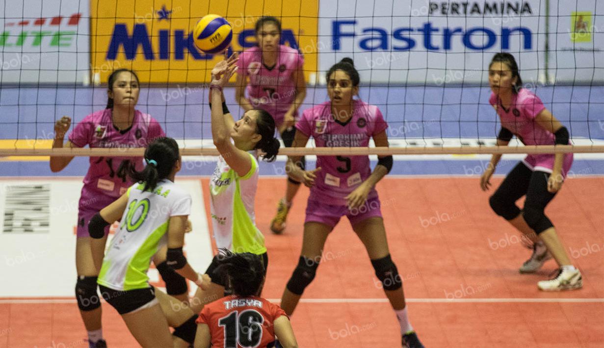 Pevoli Jakarta Pertamina Energi, Tri Retno Mutiara, bersiap membangun serangan saat melawan Gresik Petrokimia. Pada laga itu Jakarta Pertamina Energi takluk 1-3 dari Gresik Petrokimia. (Bola.com/Vitalis Yogi Trisna)