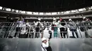 Awak media mengunjungi Stadion Nasional Tokyo, yang akan menjadi pusat penyelenggaraan Olimpiade 2020, di Tokyo pada Rabu (3/7/2019). Sebanyak 45 ribu kursi yang telah dipasang menggunakan warna hijau, coklat, dan putih untuk menggambarkan pohon yang bertumbuh. (Behrouz MEHRI/AFP)