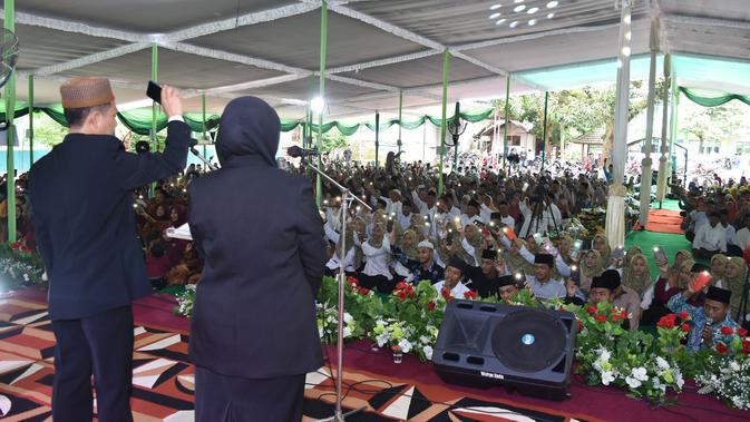 Ribuan alumni YPP Darul Ma'arif Lamongan menghadiri Halal Bihalal dan Reuni Akbar yang digelar IKA Darma secara hybrid. Acara yang berlangsung di halaman Ponpes Darul Ma'arif ini juga disiarkan secara online dan bisa dihadiri alumni dari seluruh penjuru Indonesia hingga luar negeri. (Foto: Istimewa)