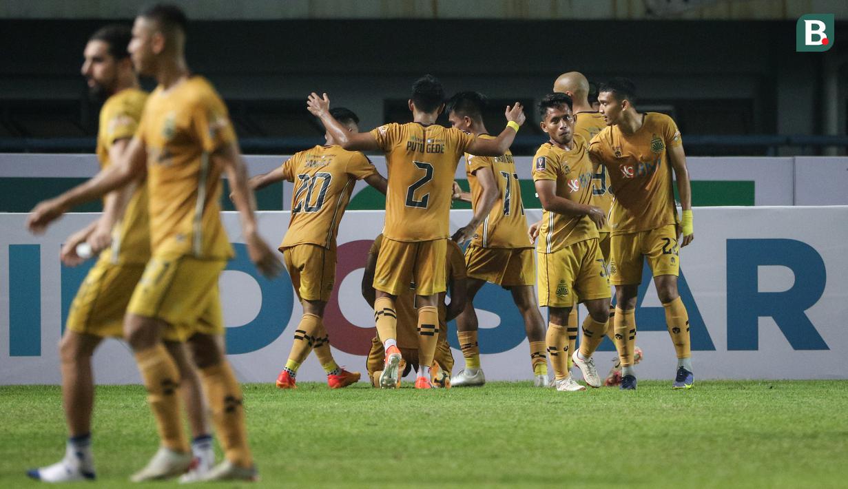 <p>Para pemain Bhayangkara FC merayakan gol penyeimbang 1-1 ke gawang Persebaya Surabaya yang dicetak Anderson Salles dalam babak penyisihan Grup C Piala Presiden 2022 antara Bhayangkara FC melawan Persebaya Surabaya di Stadion Gelora Bandung Lautan Api, Bandung, Senin (13/06/2022). (Bola.com/Bagaskara Lazuardi)</p>