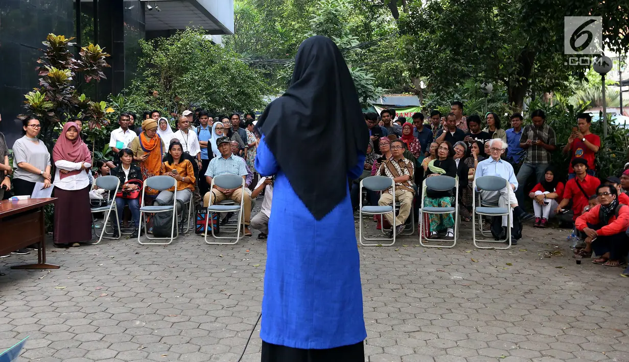 Suasana saat aktivis, tokoh agama, dan masyarakat berkumpul di Pelataran LBH Jakarta, Senin (25/9). Pasca penyerangan Kantor YLBHI-LBH oleh oknum massa di Jakarta, kembali membuka kantor dan gedung serta layanan bantuan hukumnya. (Liputan6.com/JohanTallo)