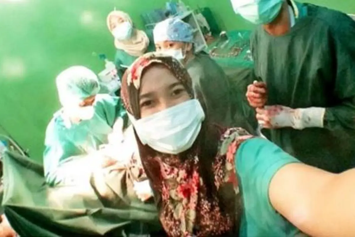 Lagi, Tenaga Medis Ber-Selfie Ria di Ruang Operasi