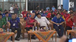 Cagub Jateng Ganjar Pranowo (ketiga kiri) didampingi Cawagub Taj Yasin (ketiga kanan) saat mendaftar di KPUD Jateng, Semarang, Selasa (9/1). Selain PDI-P, paslon ini juga diusung oleh Nasdem, PPP, Demokrat, dan Golkar. (Liputan6.com/Gholib)