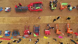 Foto dari udara memperlihatkan warga desa membeli sejumlah mesin pertanian di Haiyuan, Zhongwei, Daerah Otonom Etnis Hui Ningxia, China, Selasa (22/9/2020). Pameran mesin pertanian meramaikan festival panen petani China. (Xinhua/Wang Peng)