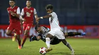 Pemain PSM Makassar, Yakob Sayuri (kanan), melewati hadangan kiper Persija Jakarta, Andritany Ardhiyasa, sebelum mencetak gol kedua dalam pertandingan Babak Penyisihan Piala Menpora 2021 di Stadion Kanjuruhan, Malang. Senin (22/3/2021). (Bola.com/Arief Bagus)