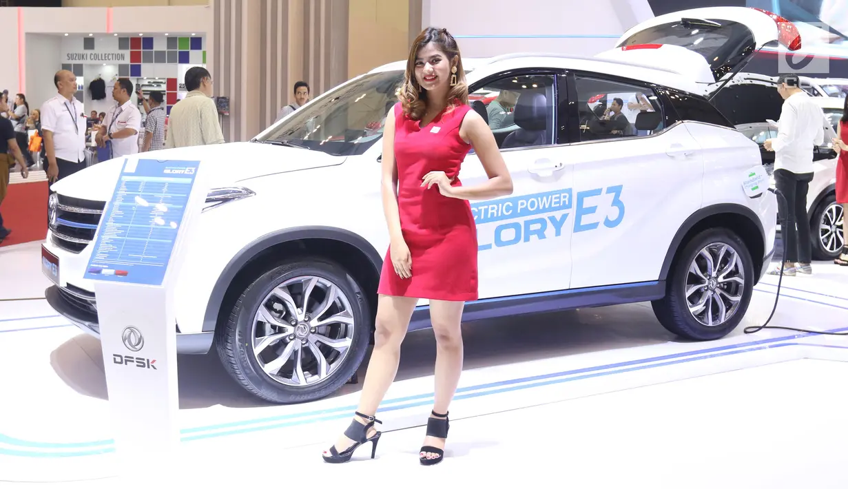 Model berpose di samping mobil yang dipamerkan pada Gaikindo Indonesia International Auto Show (GIIAS) 2019 di ICE BSD, Tangerang, Sabtu (20/7/2019). Kehadiran SPG atau model itu untuk menarik pengunjung serta memberikan informasi terkait produk otomotif yang ditawarkan. (Liputan6.com/Angga Yuniar)